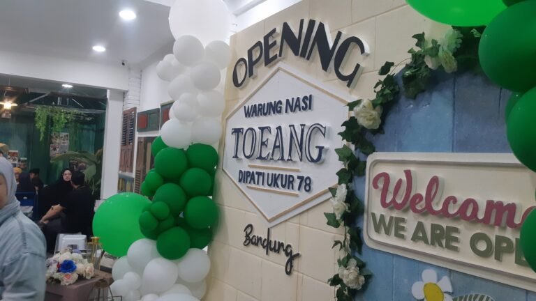 Warung Nasi Toeang, Pengalaman Bersantap Nostalgia di Bandung